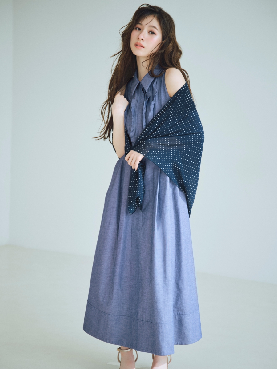 フロントフリルデザインシャツワンピース、【REDOUTE】フラワーイヤリング、【洗える】ドットプリント大判スカーフ、レザーベルトサンダルの着用イメージ