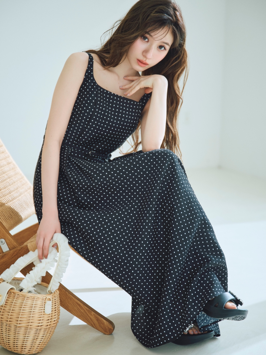 カップインフィットアンドフレアドレス、【REDOUTE】フラワーイヤリング、フリルチュールハンドルカゴバッグ、【TELIC】コラボリカバリーサンダルの着用イメージ