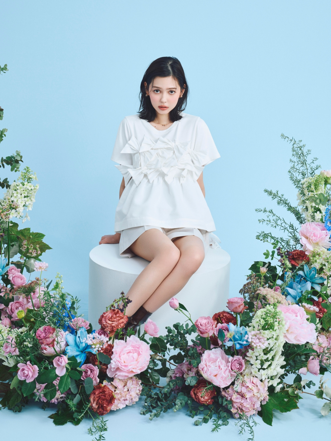 【HANAE MORI×CELFORDコラボ】バタフライリボンチュニック、【洗える】ベルト付きカラミショートパンツ、ポインテッドストレッチショートブーツを着用したモデル画像