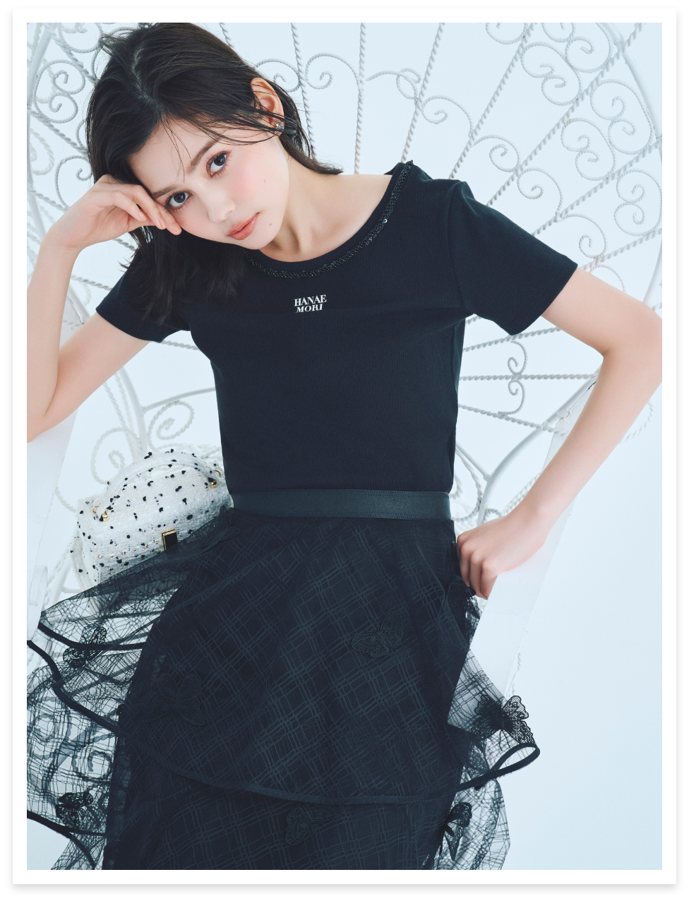 黒色の【HANAE MORI×CELFORDコラボ】ロゴカットトップス、【HANAE MORI×CELFORDコラボ】ピアスを着用した女性のイメージ