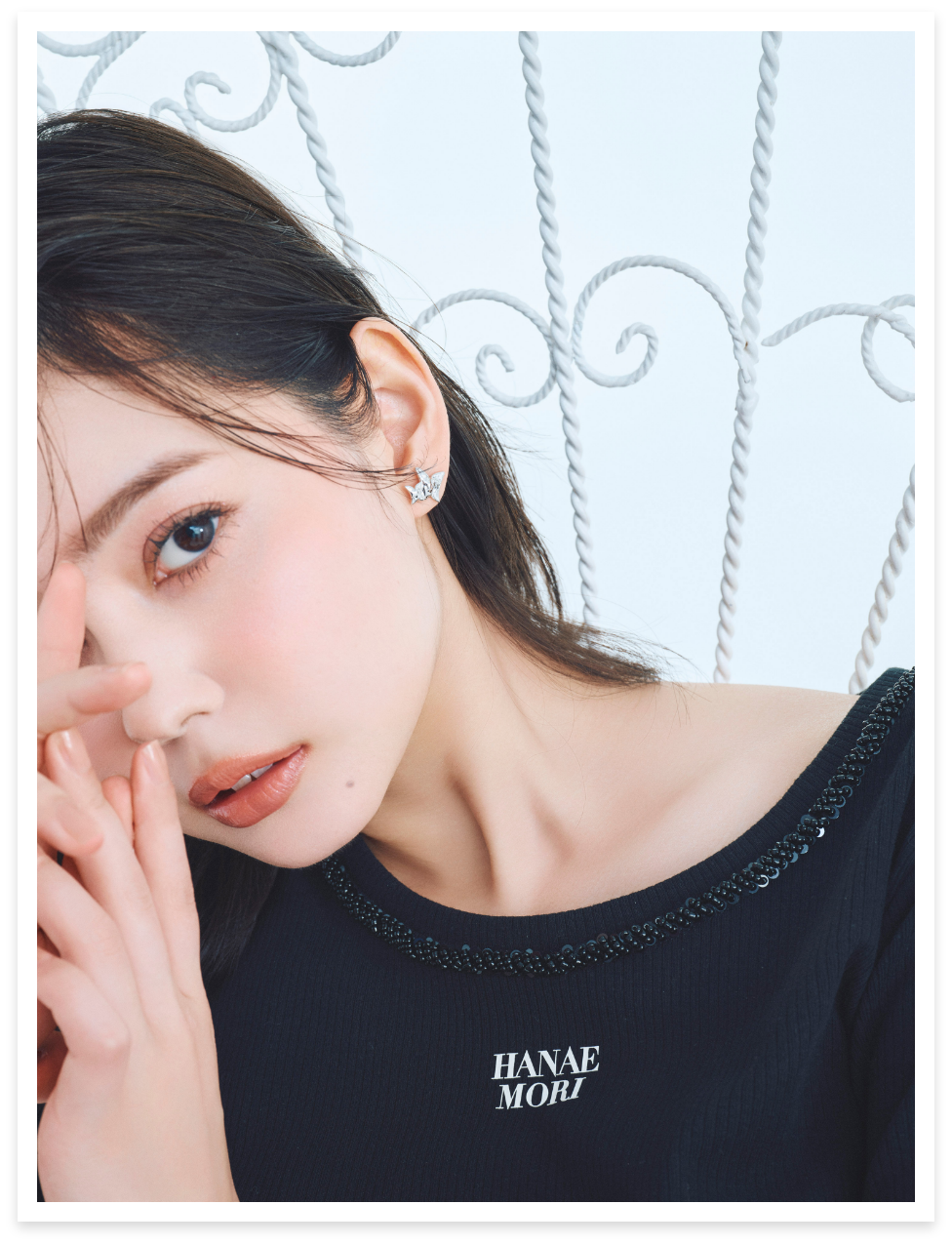 【HANAE MORI×CELFORDコラボ】ピアスを着用したモデル画像