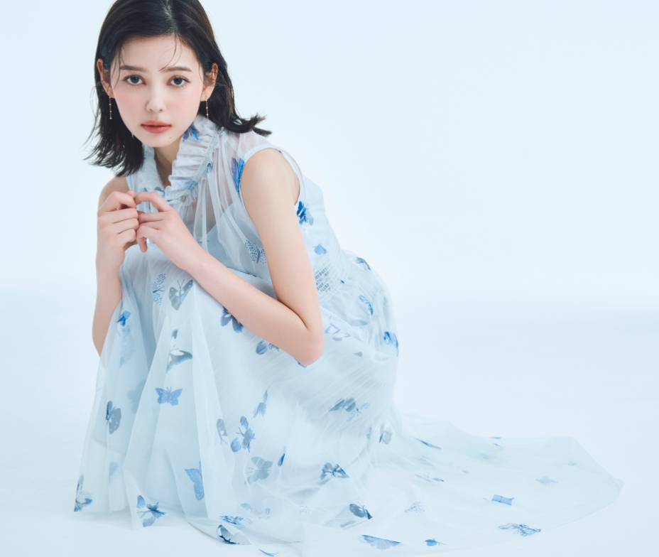 【HANAE MORI×CELFORDコラボ】バタフライプリントワンピースを着用して座ってる女性のイメージ