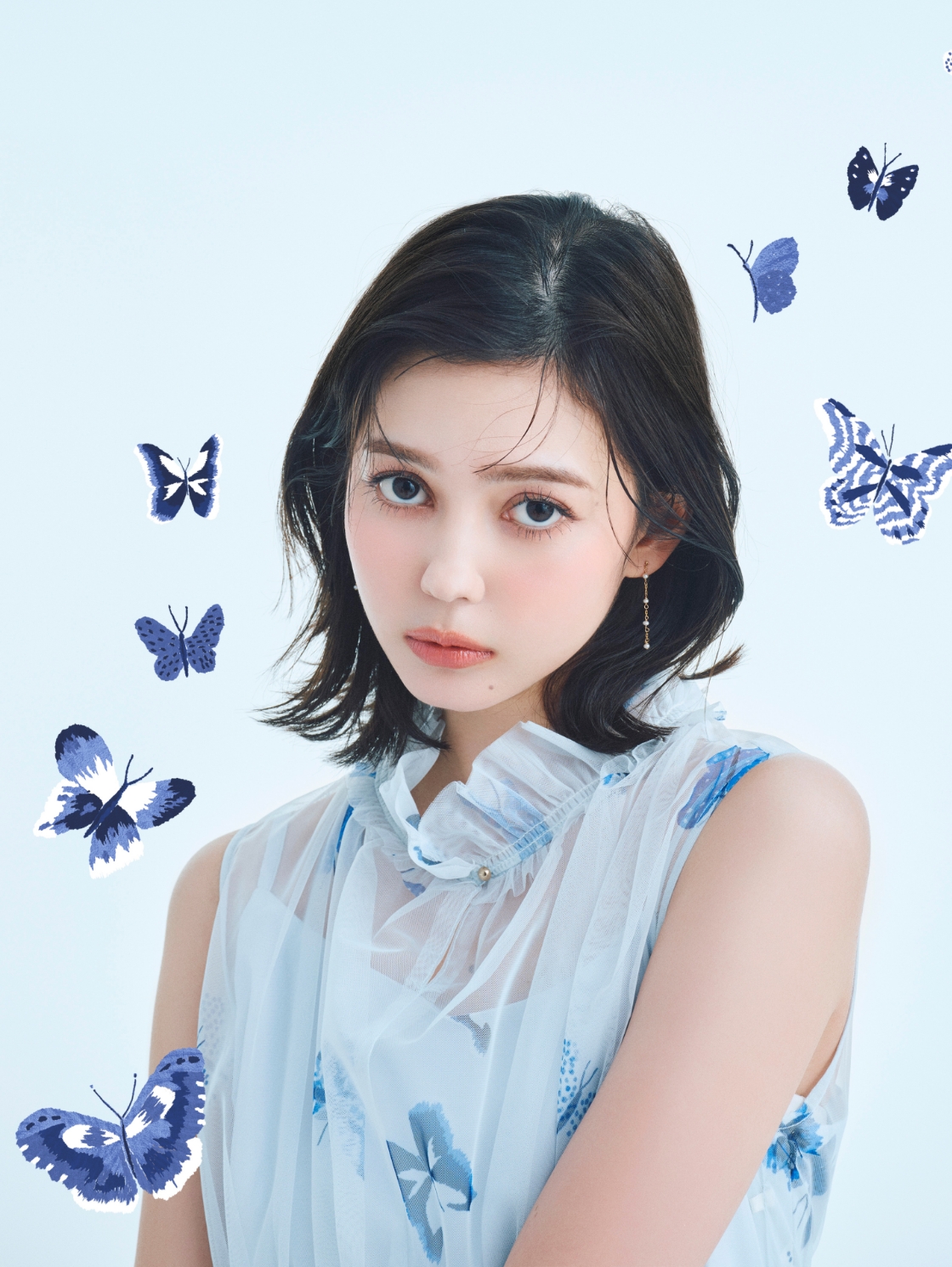【HANAE MORI×CELFORDコラボ】バタフライプリントワンピース、スモール淡水パールスイングピアスを着用したモデル画像