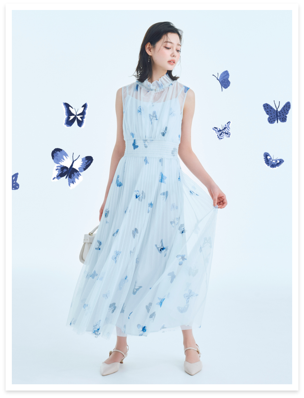 【HANAE MORI×CELFORDコラボ】バタフライプリントワンピース、スモール淡水パールスイングピアス、【リュタン】ビジュースタッズポシェット、ビジューバックルバックストラップパンプスの着用イメージ
