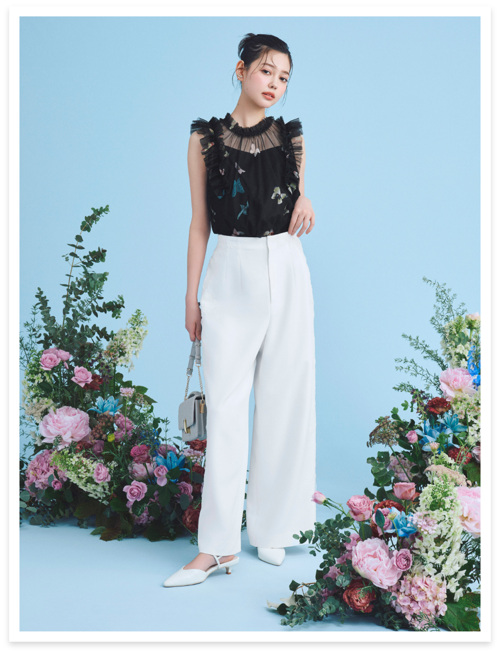 【HANAE MORI×CELFORDコラボ】バタフライレイヤードプリントブラウス、【洗える】サイドレースラインパンツ、スイングビジューリボンイヤリング、ビジュースタッズミニショルダー、ビジューバックルバックストラップパンプスの着用イメージ
