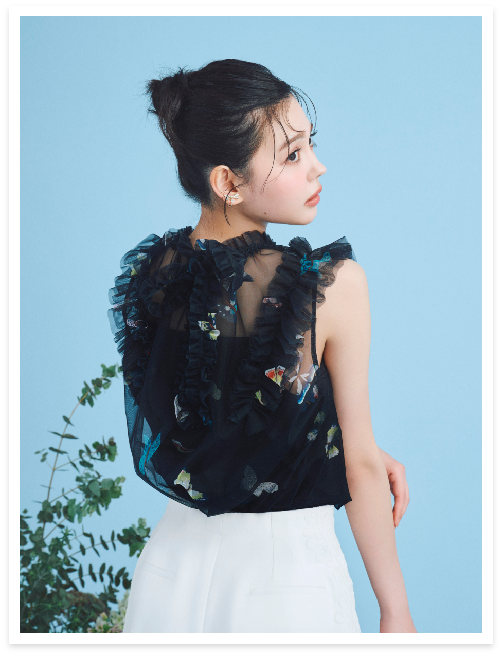【HANAE MORI×CELFORDコラボ】バタフライレイヤードプリントブラウスと【洗える】サイドレースラインパンツを着用したモデルの後ろ姿画像
