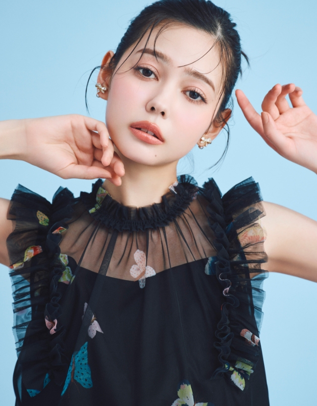 【HANAE MORI×CELFORDコラボ】バタフライレイヤードプリントブラウスとスイングビジューリボンイヤリングの着用イメージ