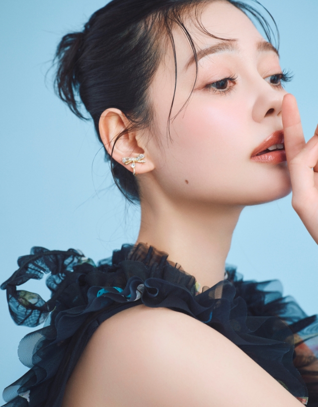 【HANAE MORI×CELFORDコラボ】バタフライレイヤードプリントブラウスとスイングビジューリボンイヤリングを着用したモデル画像