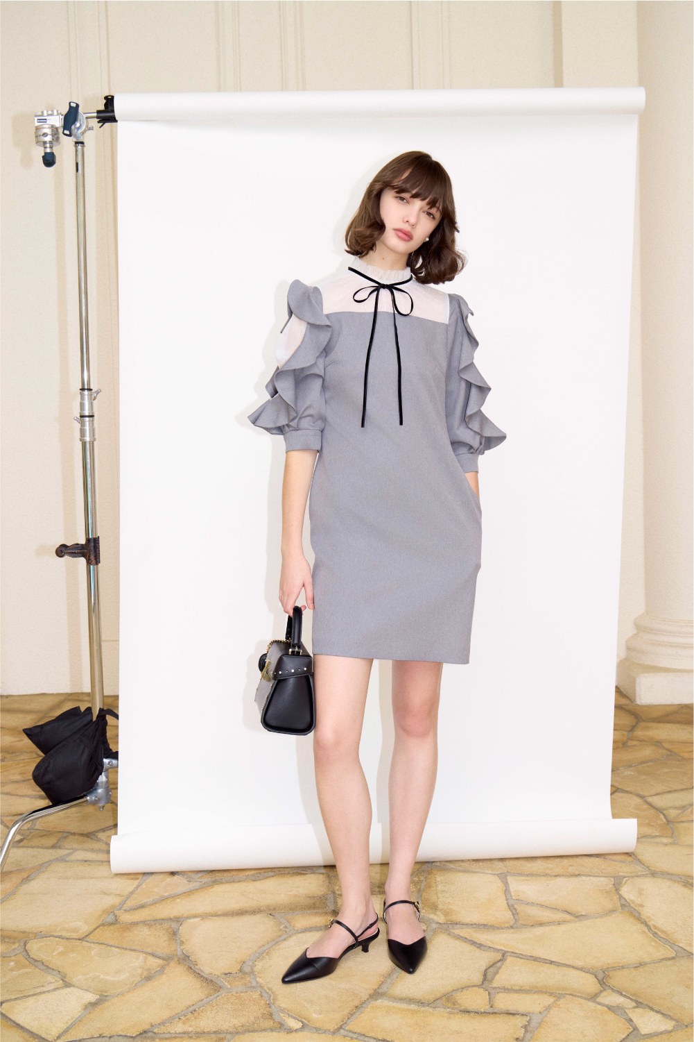 LOOK_1 グレーのフリルスリーブドレスの着用カット 1枚目