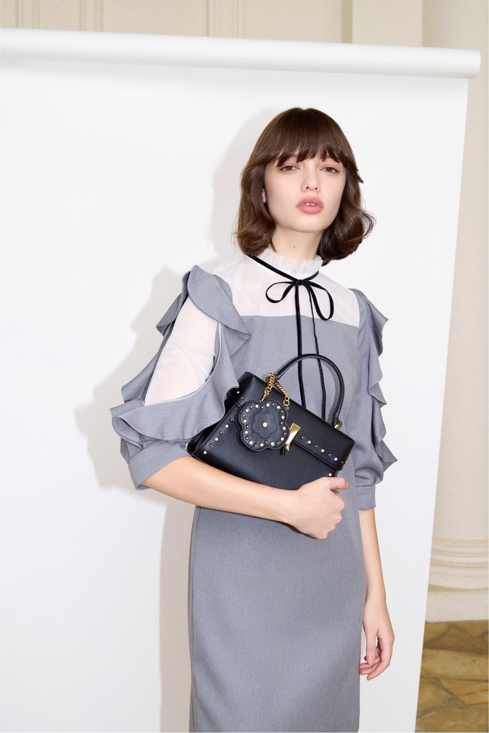 LOOK_1 グレーのフリルスリーブドレスの着用カット 3枚目