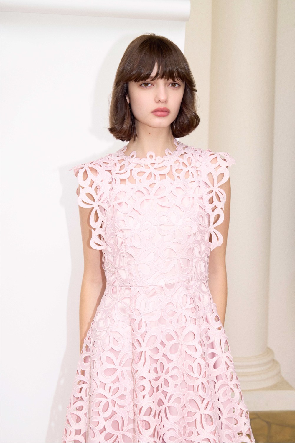 LOOK_4 ピンクのフラワーレースドレスの着用カット 1枚目