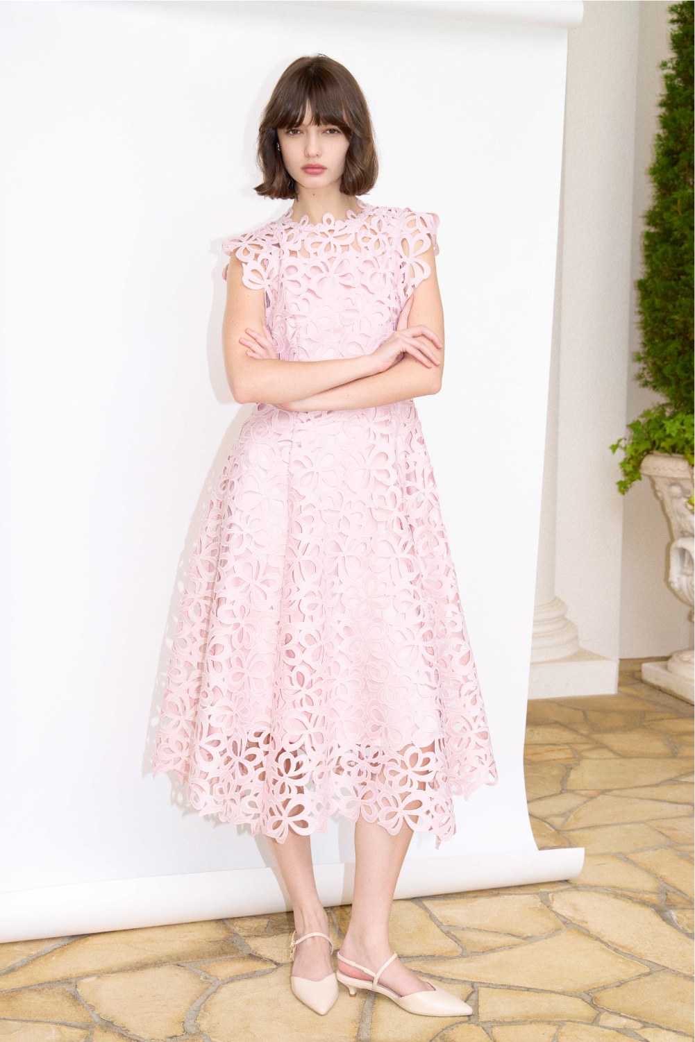 LOOK_4 ピンクのフラワーレースドレスの着用カット 3枚目