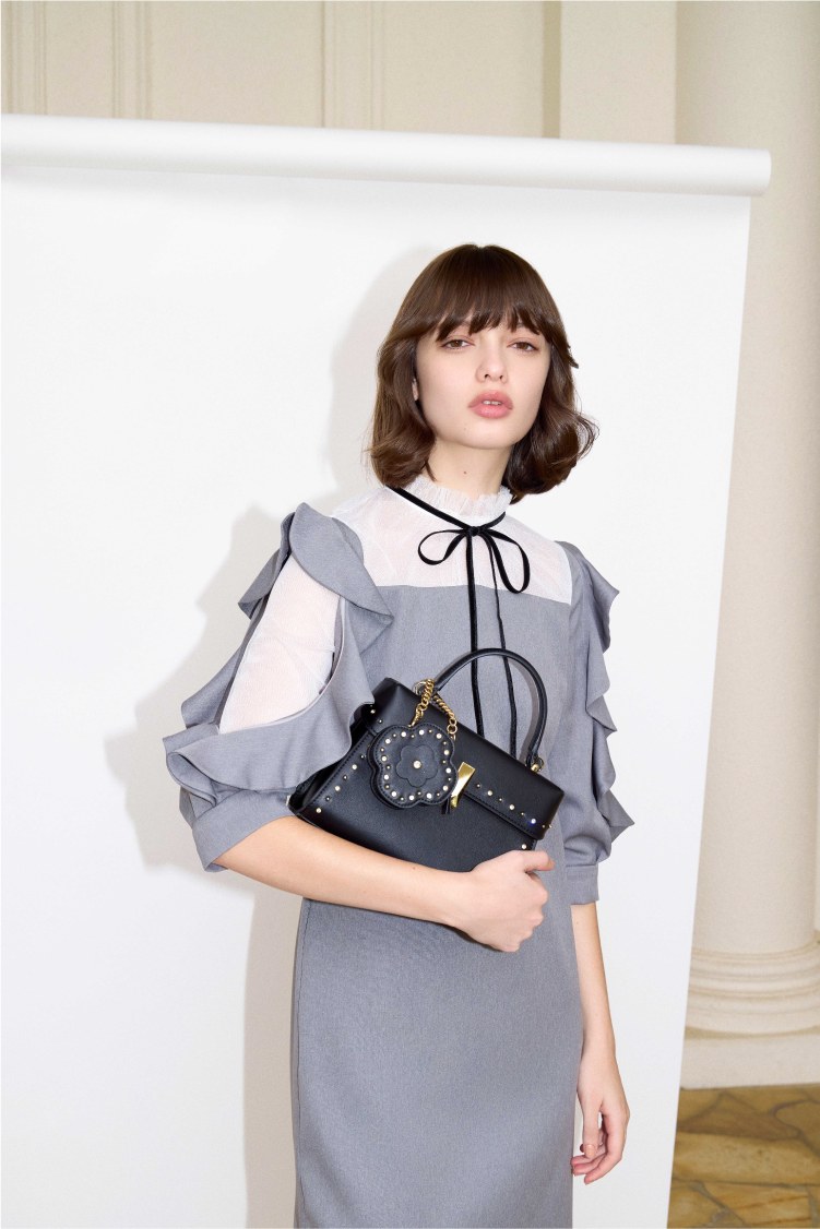 LOOK_1 グレーのフリルスリーブドレスの着用カット 2枚目