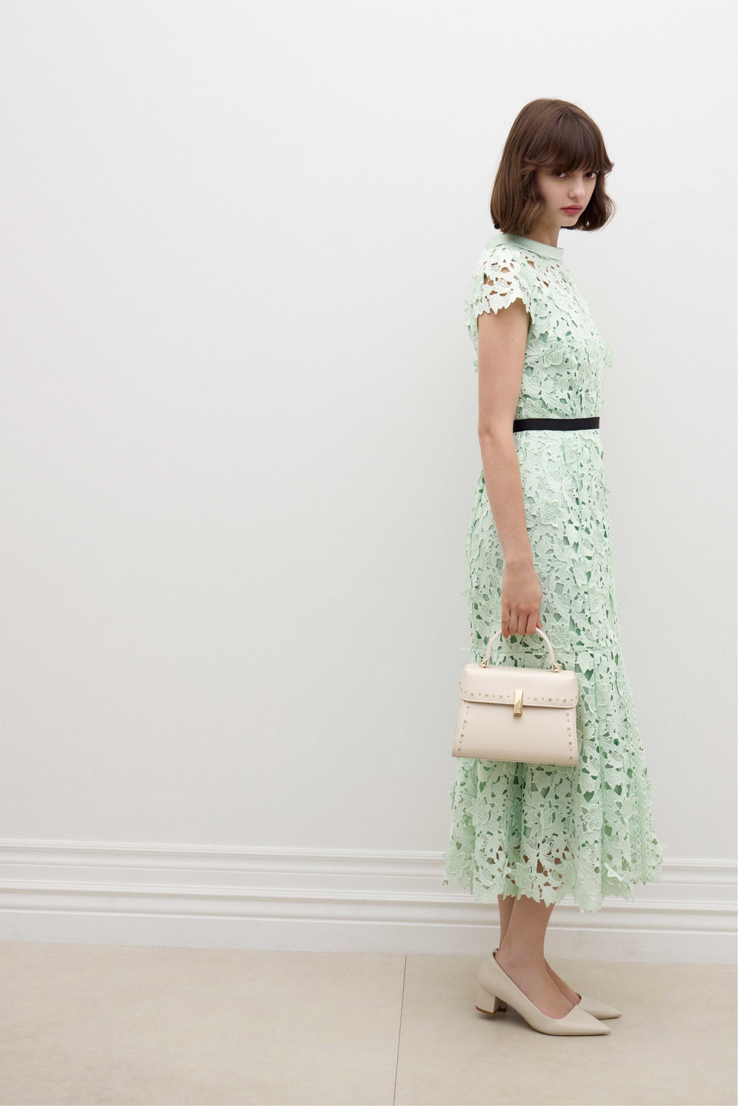 LOOK_2 ミントグリーンのレースドレスの着用カット