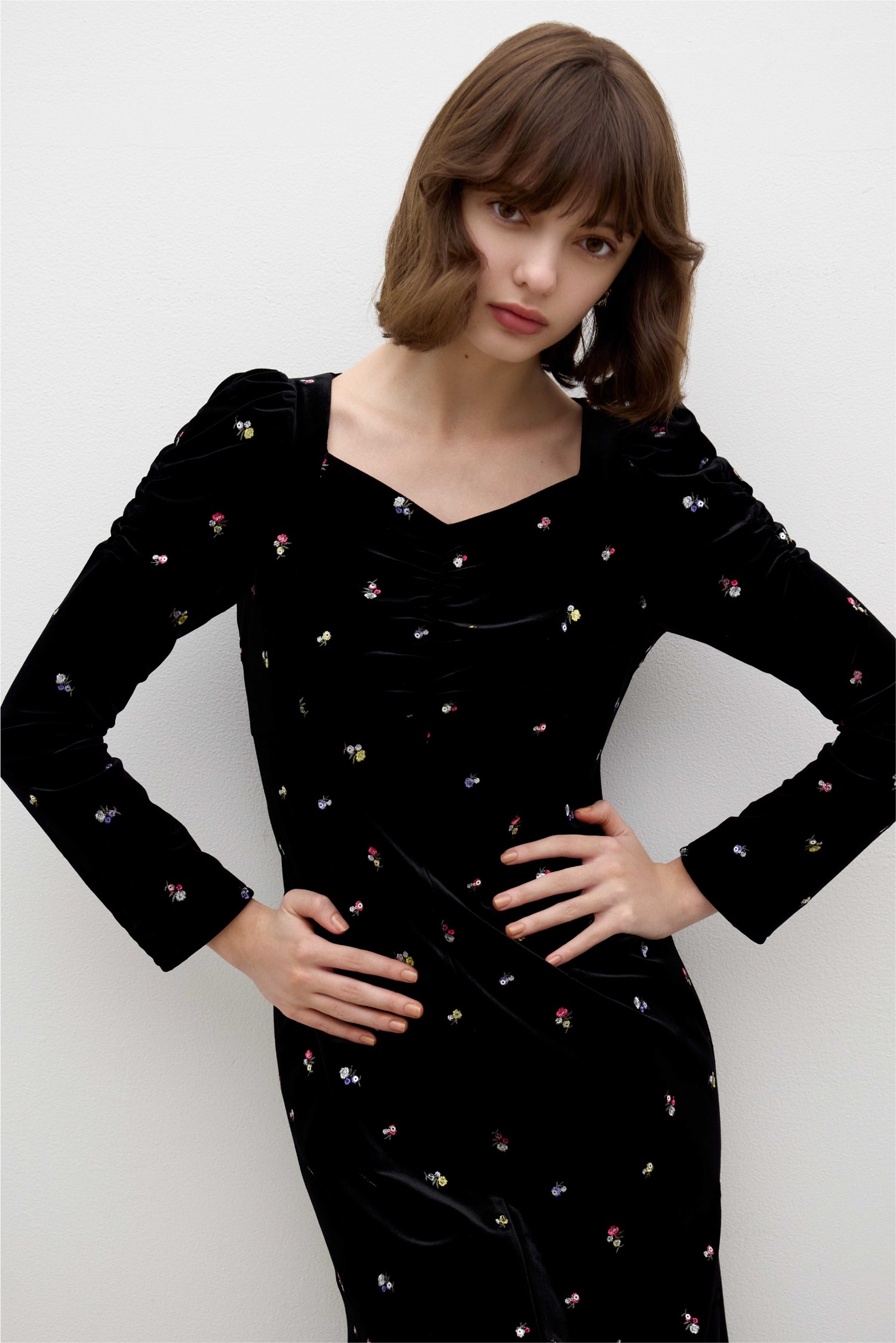 LOOK_3 小花柄のブラックベロアドレスの着用カット