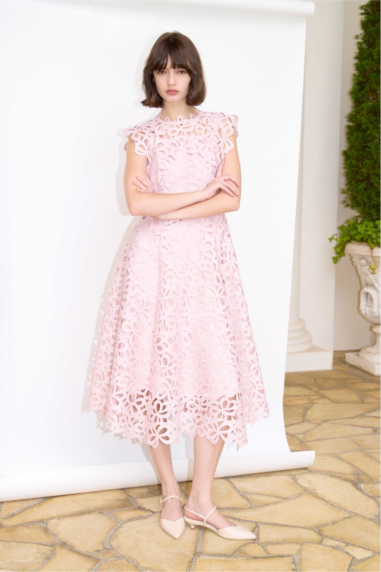LOOK_4 ピンクのフラワーレースドレスの着用カット 3枚目
