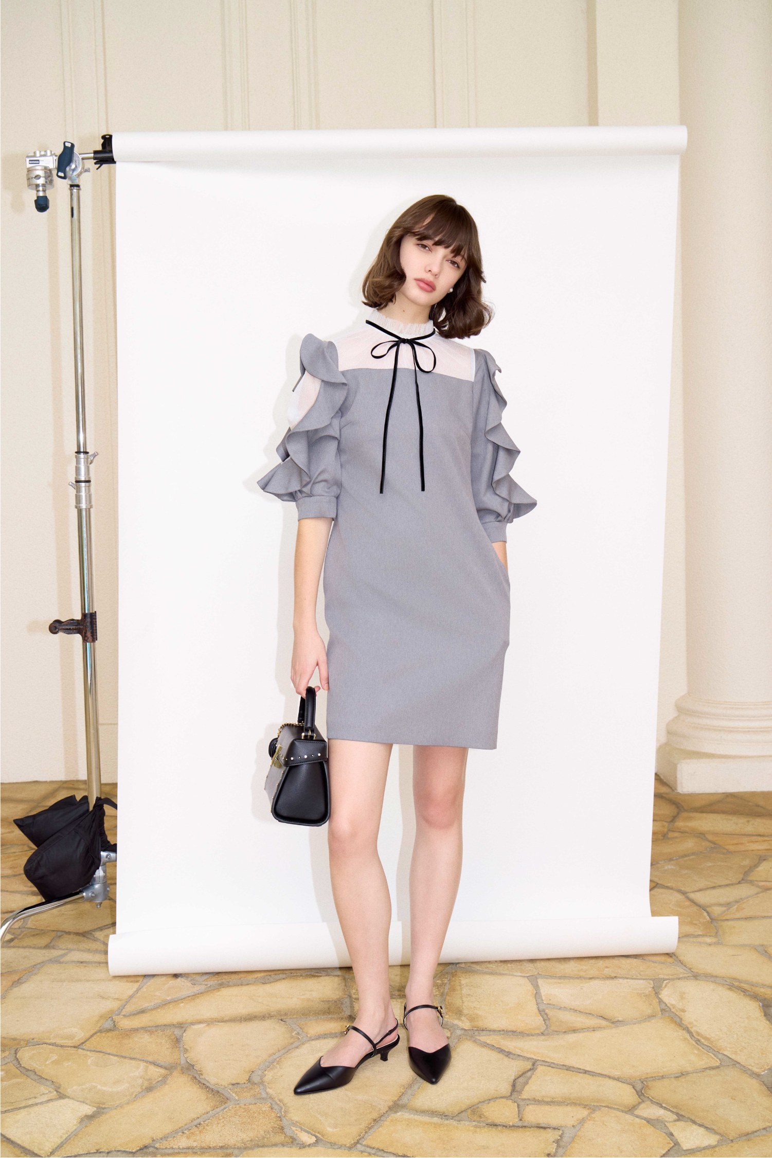 LOOK_1 グレーのフリルスリーブドレスの着用カット