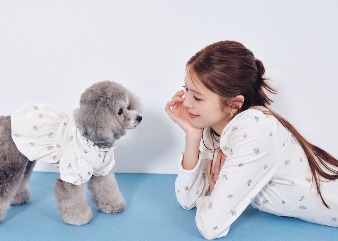 Floral Embroidered Velour Dress を使った DOG & CAT の着用イメージ