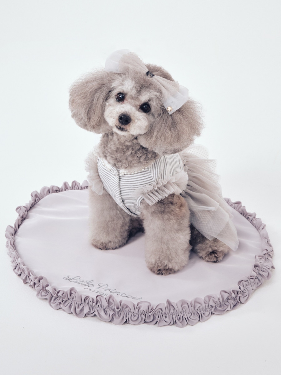 Frill-Trimmed Café Mat を使った DOG & CAT の着用イメージ