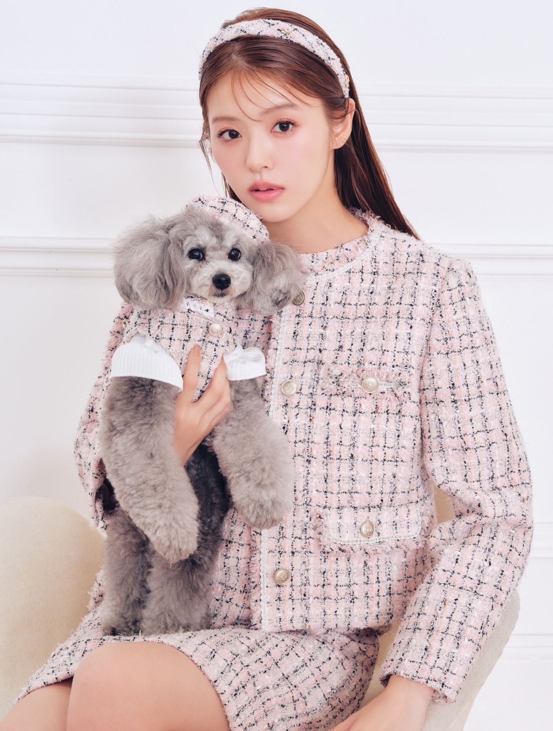 ツイードを着た愛犬を抱くモデルのメインビジュアル