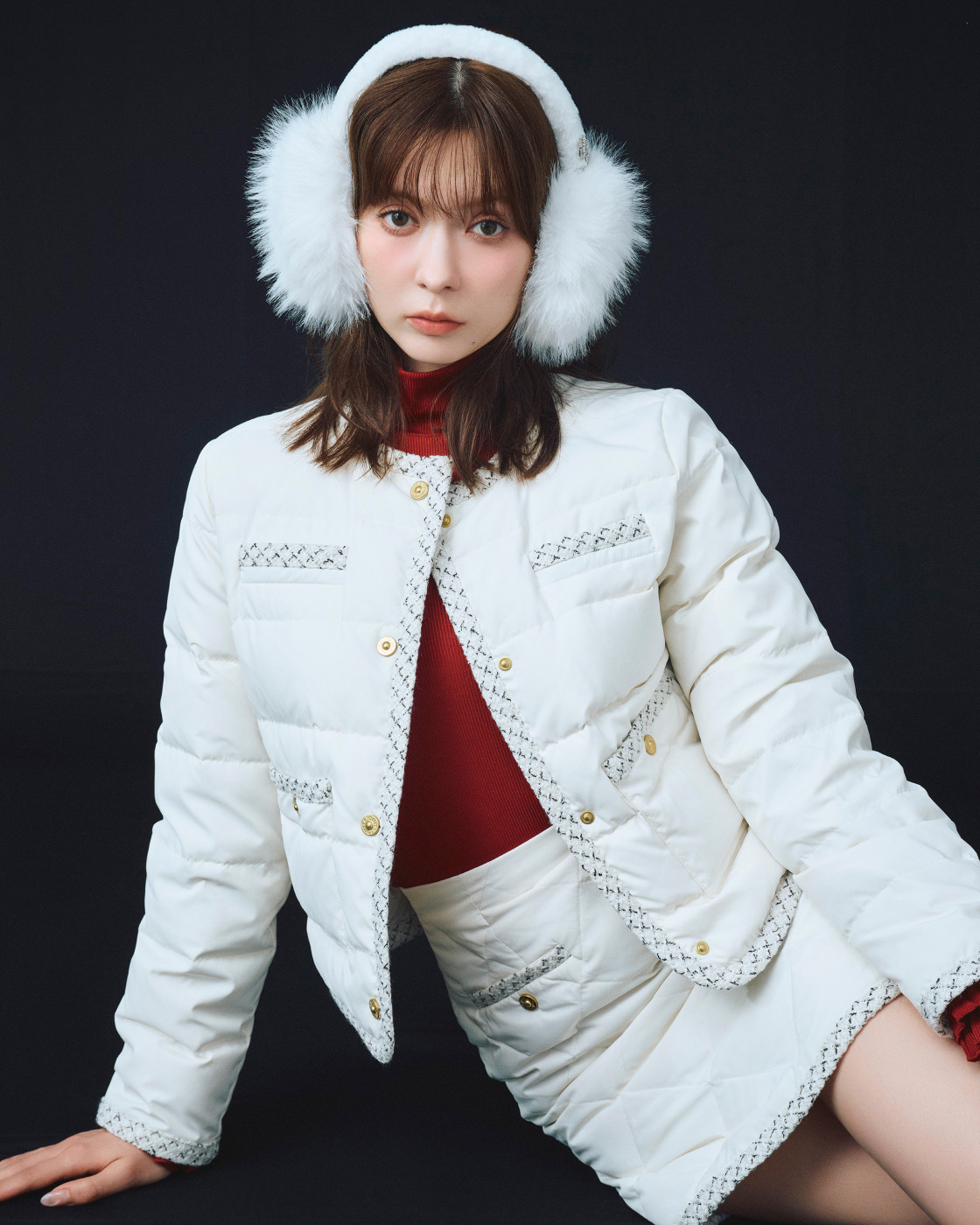 Jacket × Mini Skirt のスタイリング アイボリーのツイードトリミングショートダウンとイヤマフ