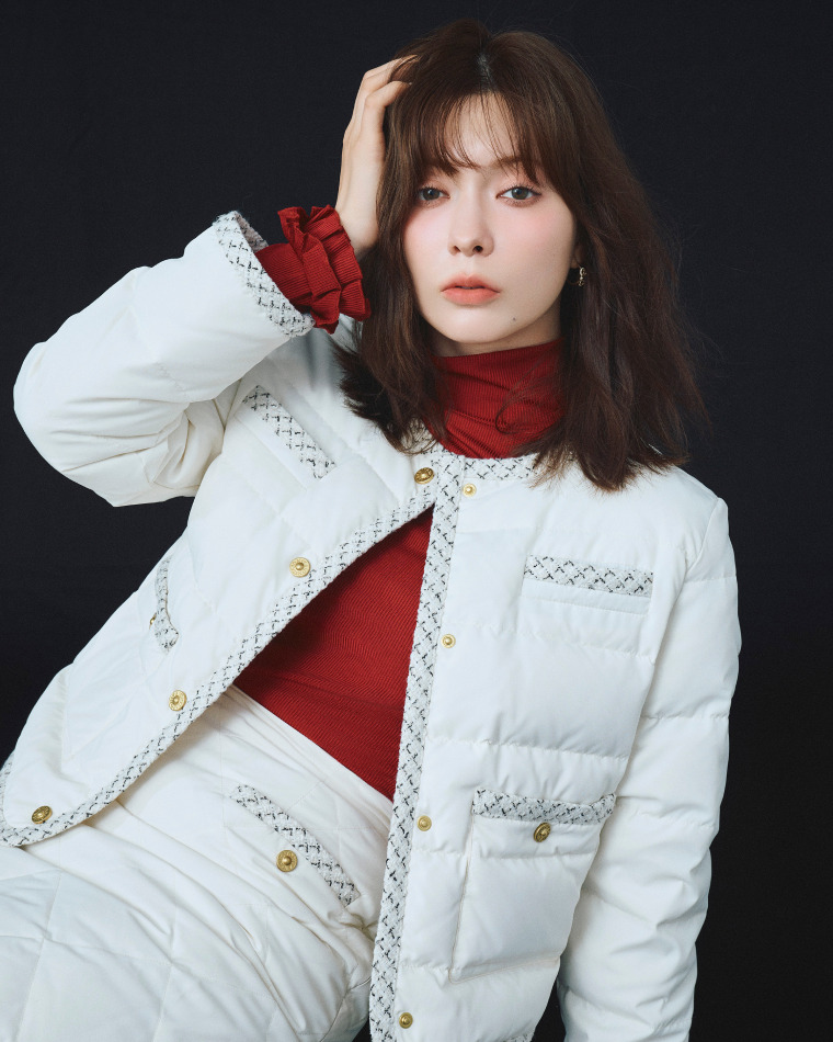 Jacket × Mini Skirt のスタイリング ショートダウンを羽織り髪に手を添えたカット