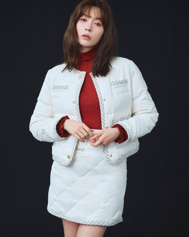 Jacket × Mini Skirt のスタイリング ショートダウンとキルティングミニスカートの全身カット
