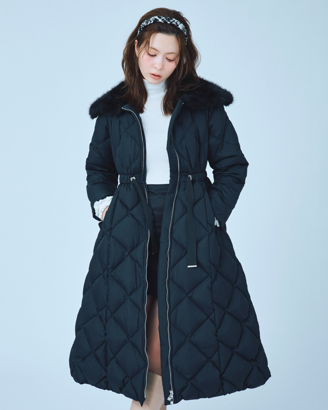 Long Down Coat × Mini Skirt のスタイリング 衿ファー付きのブラックのロングダウンコート