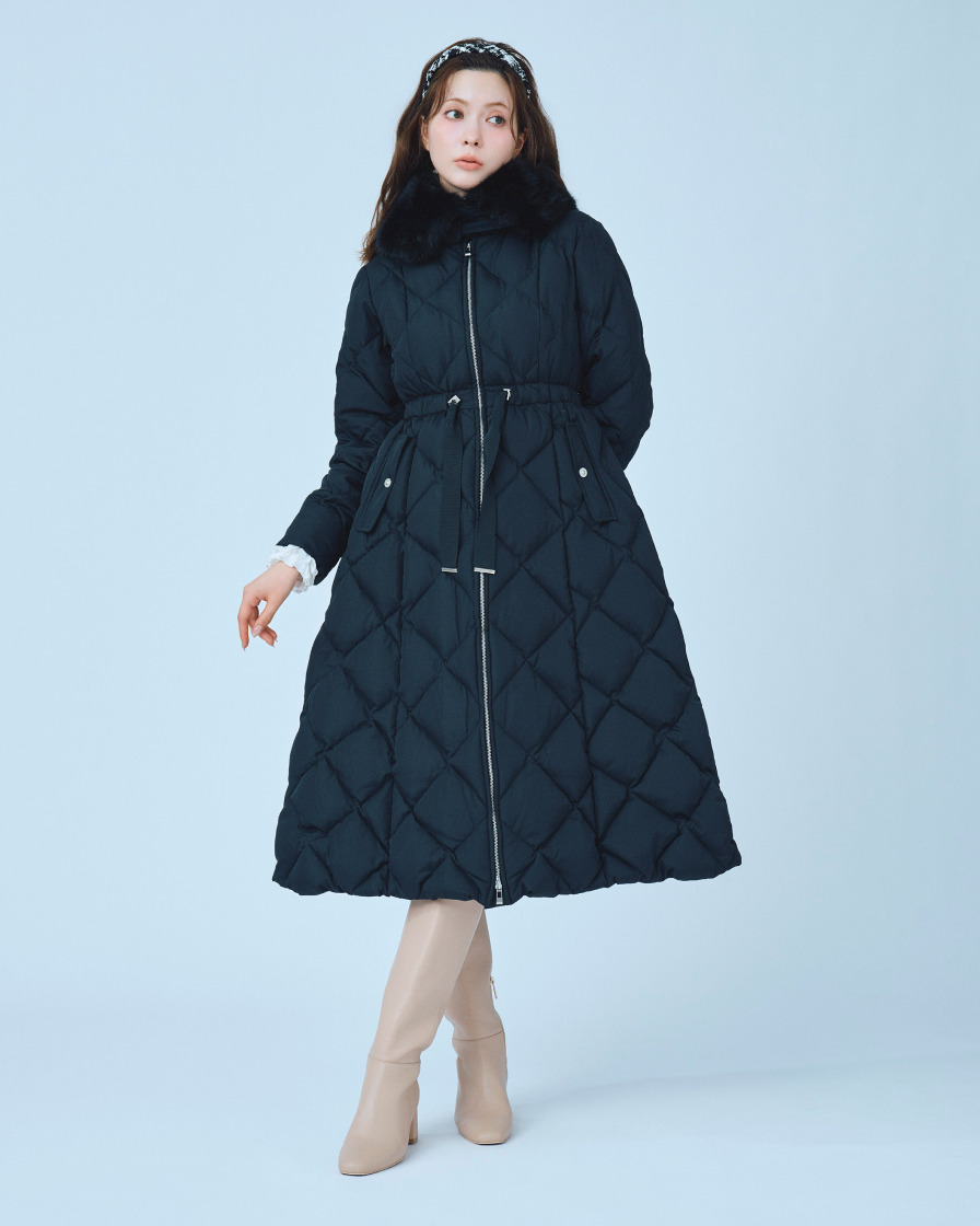 Long Down Coat × Mini Skirt のスタイリング ロングダウンコートとロングブーツの全身カット