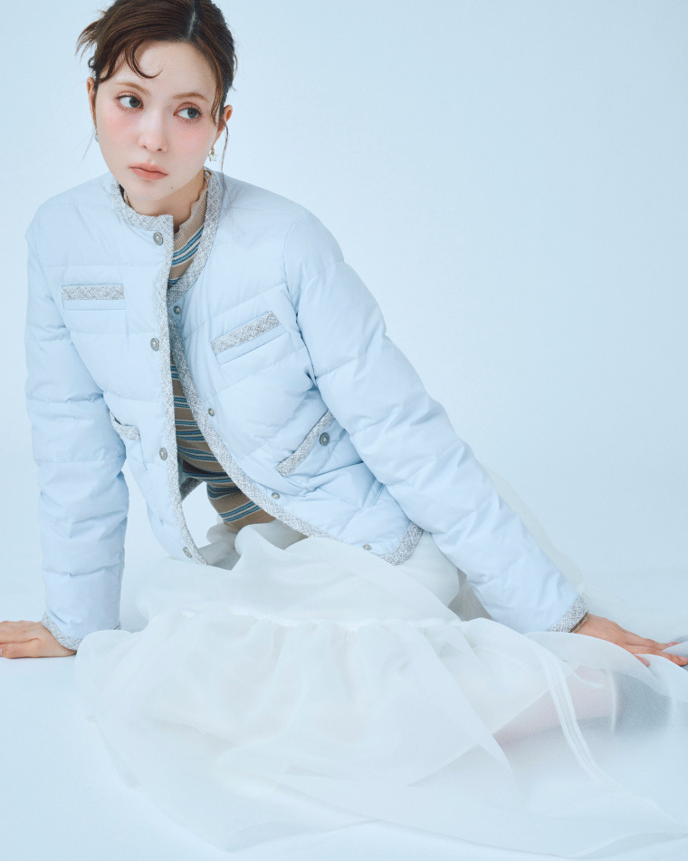 Jacket × Sheer Skirt のスタイリング サックスブルーのショートダウンとシアーティアードスカート