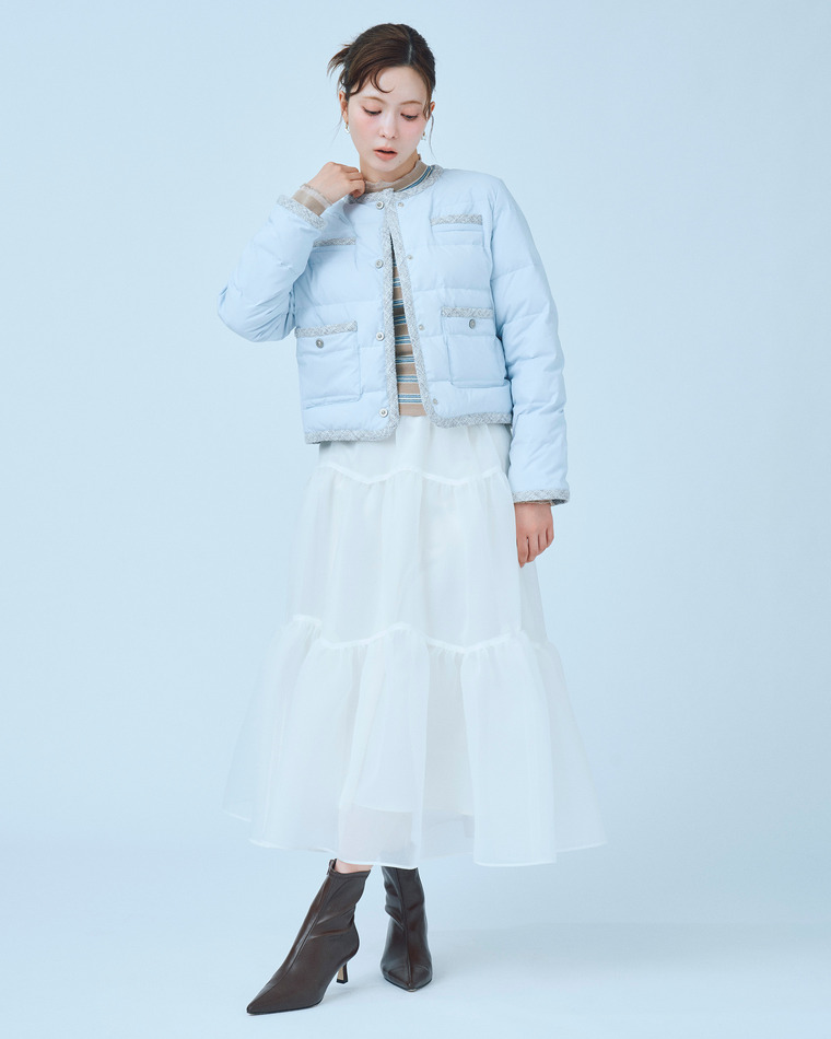 Jacket × Sheer Skirt のスタイリング ショートダウンのディテールカット