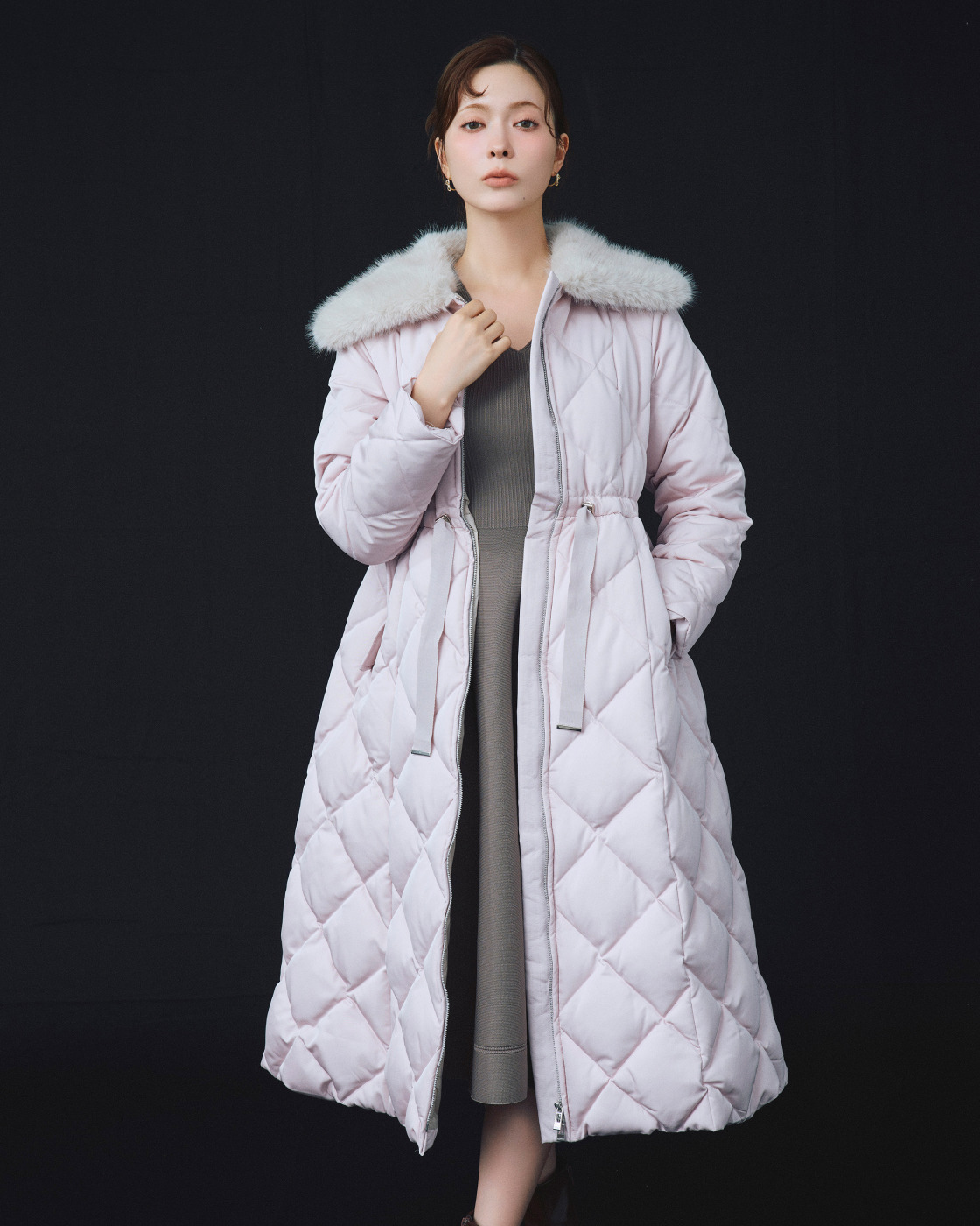 Long Down Coat × Dress のスタイリング 衿ファー付きのピンクベージュのロングダウンコート