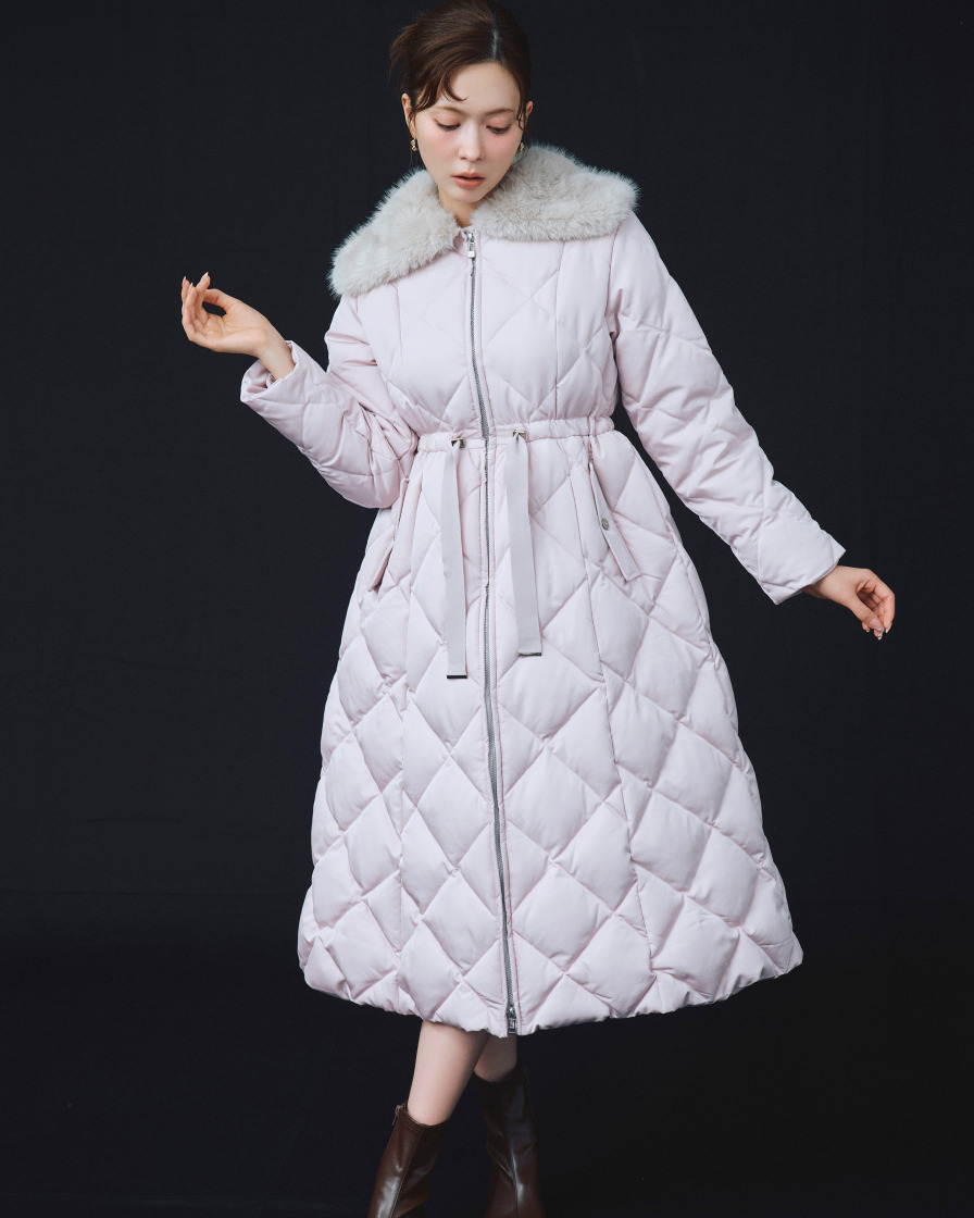 Long Down Coat × Dress のスタイリング ロングダウンコートのウエストを絞った全身カット