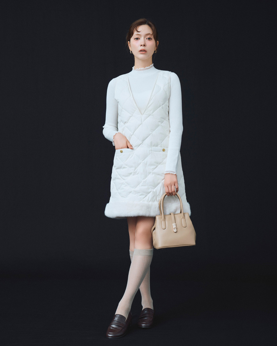 Jumper Dress × Knit のスタイリング アイボリーのファーヘムジャンパースカートとハイネックニット