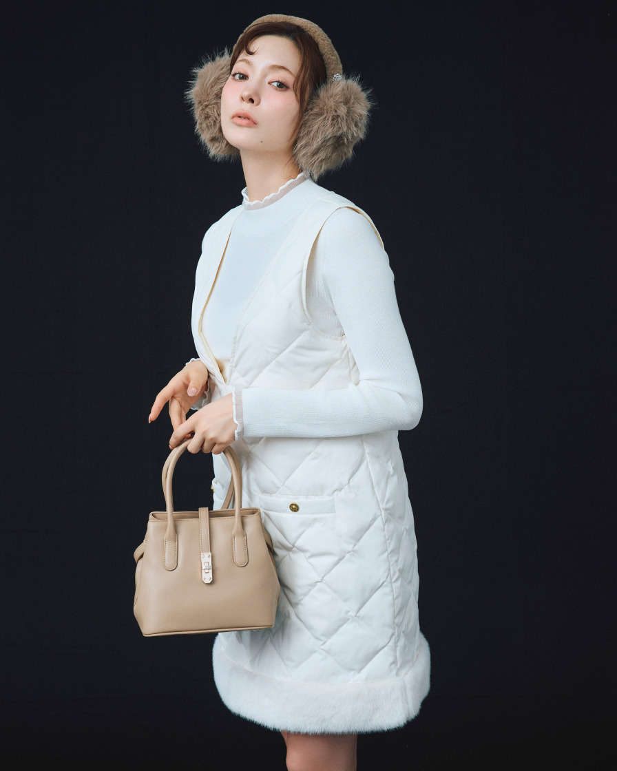 Jumper Dress × Knit のスタイリング ジャンパースカートにトートバッグを持ったカット