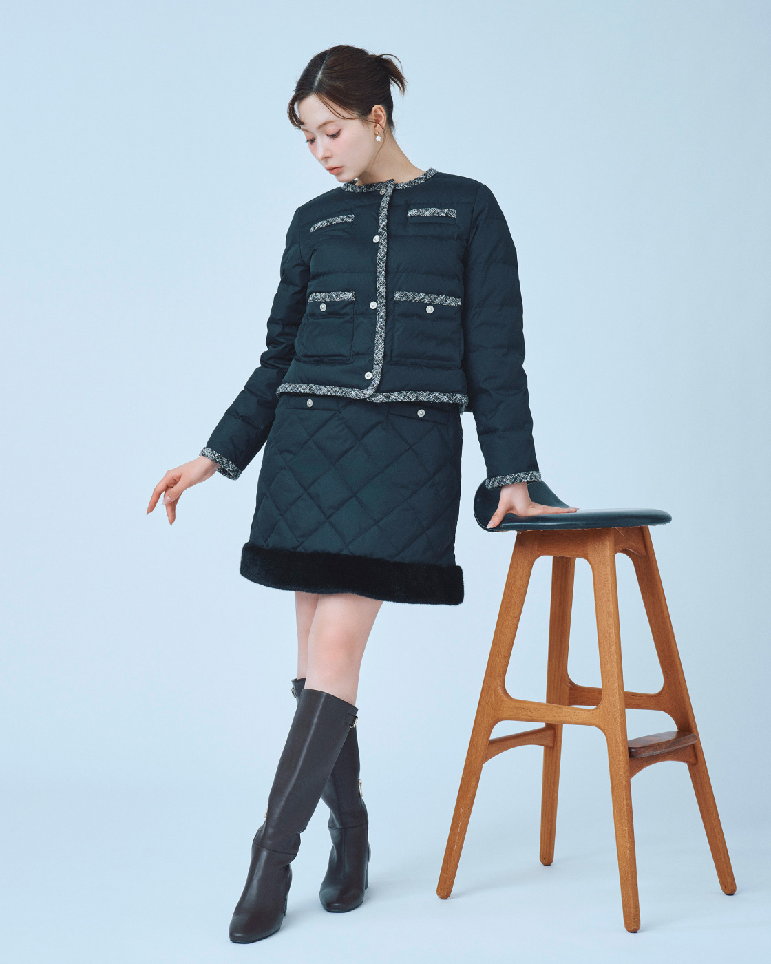 Jumper Dress × Jacket のスタイリング ブラックのショートダウンとジャンパースカート