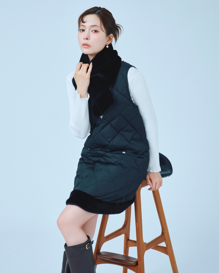 Jumper Dress × Jacket のスタイリング ブラックのジャンパースカートでスツールに腰掛けたカット