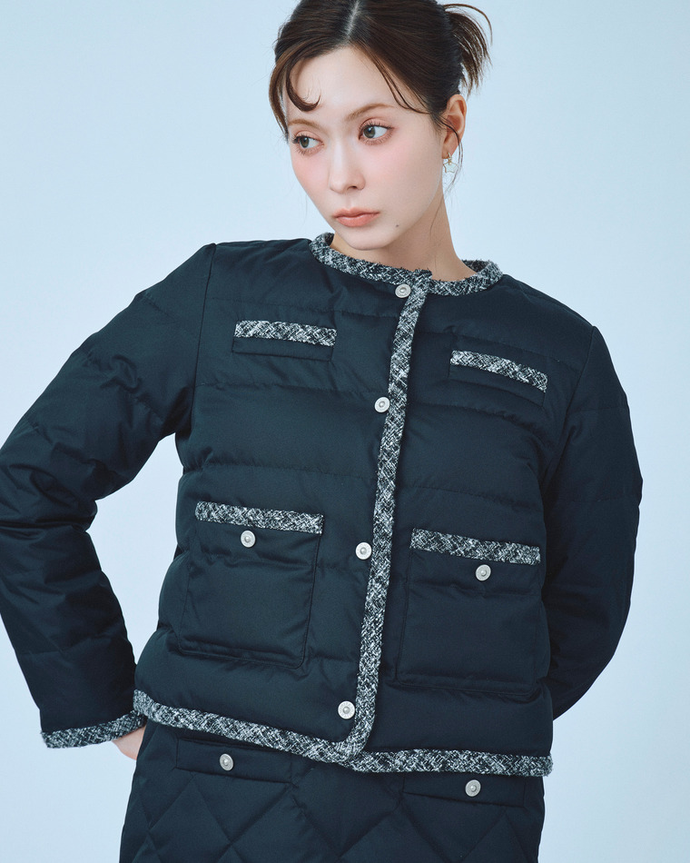 Jumper Dress × Jacket のスタイリング ショートダウンのツイードトリムのディテールカット